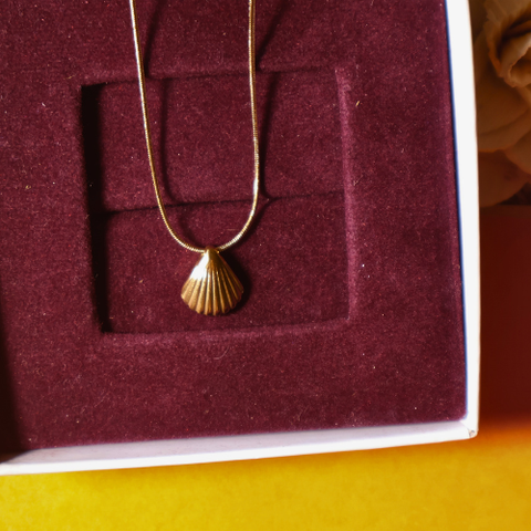 Golden Seashell Pendant Necklace for Women