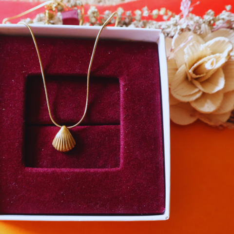 Golden Seashell Pendant Necklace for Women