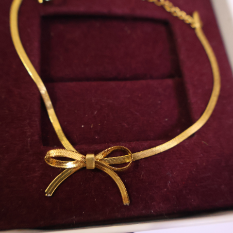 Amoura Bow Choker