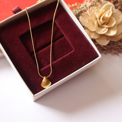 Golden Seashell Pendant Necklace for Women