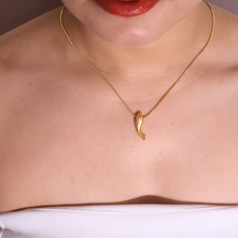 Aurika Curve Pendant Necklace