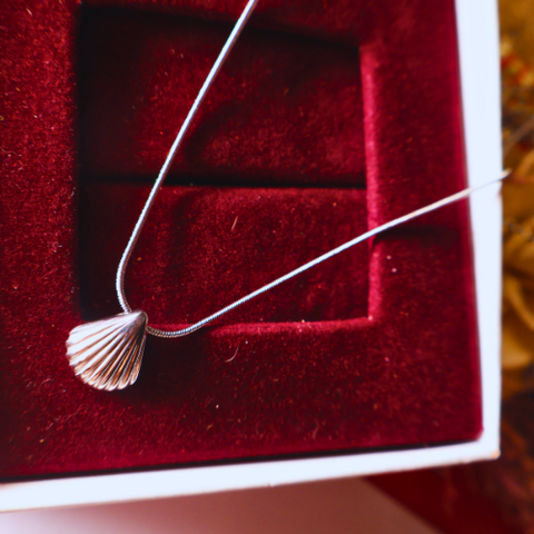 Golden Seashell Pendant Necklace for Women