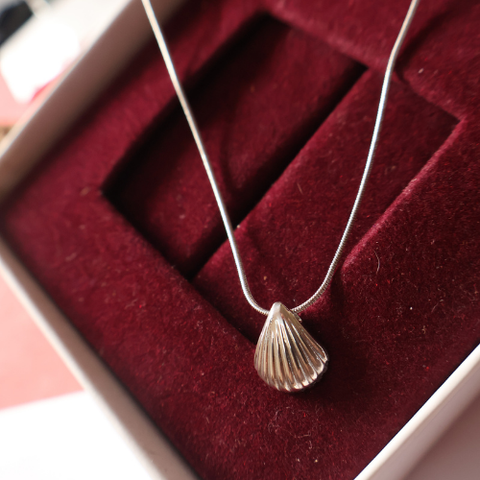 Golden Seashell Pendant Necklace for Women