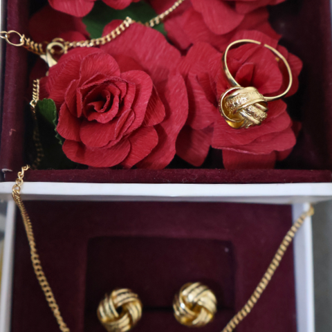 Promise Knot Gold Pendant Necklace Set