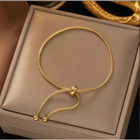 Amoura Interlock Circle Bracelet