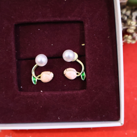 Amoura Enamel Tulip Flower Stud Earring – Pearl & Floral Design