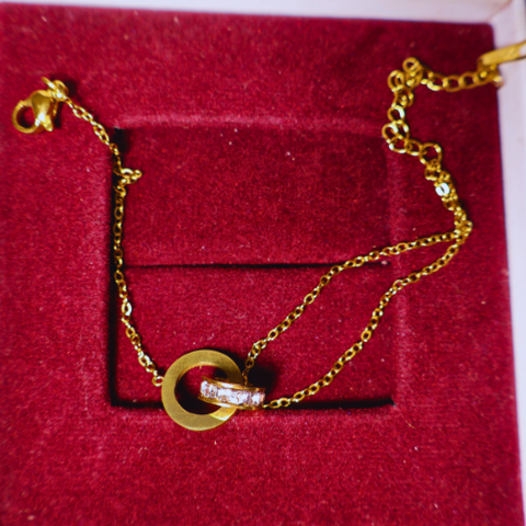 Amoura Interlock Circle Bracelet