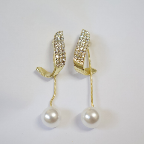 Saanvi Pearl Curve Earrings