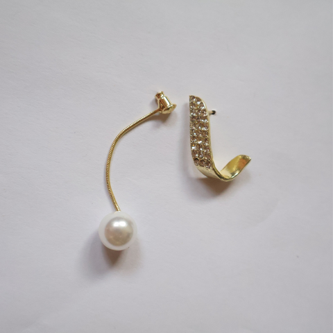Saanvi Pearl Curve Earrings